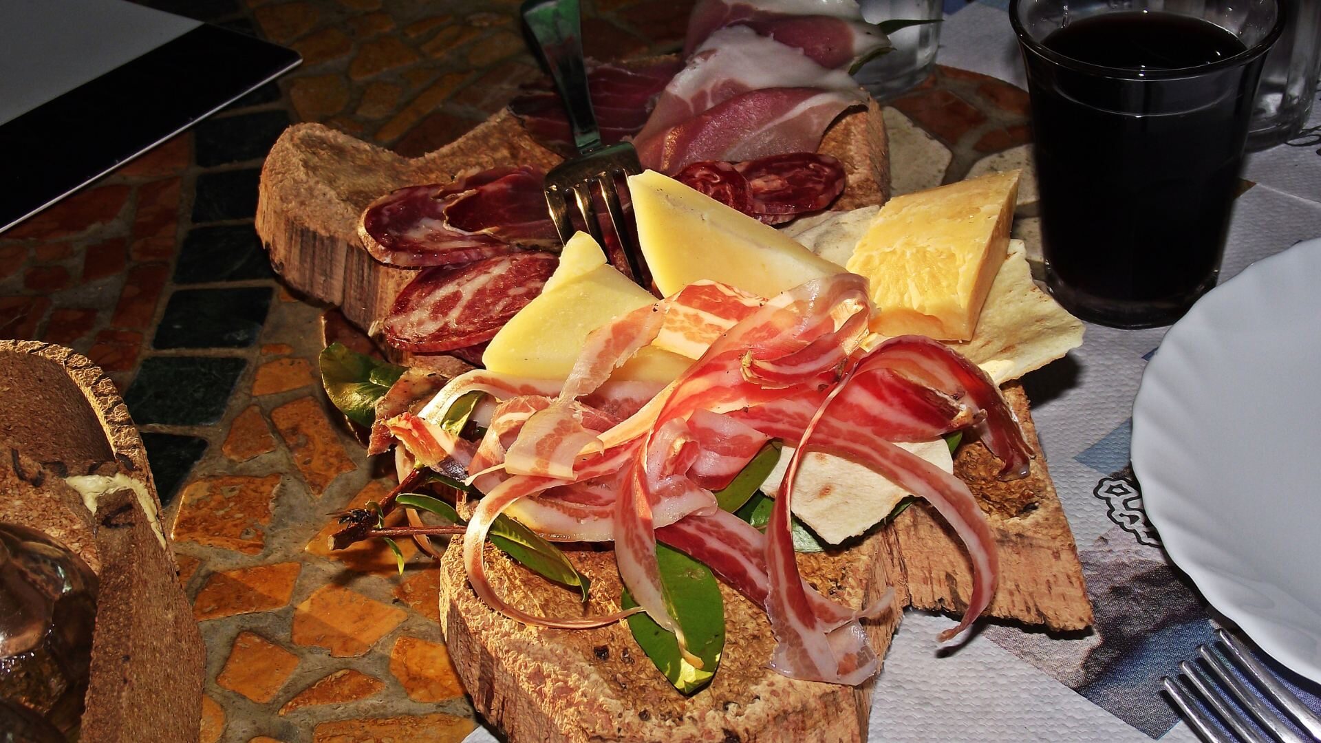 Tagliere di salumi e formaggi tipico della Sardegna