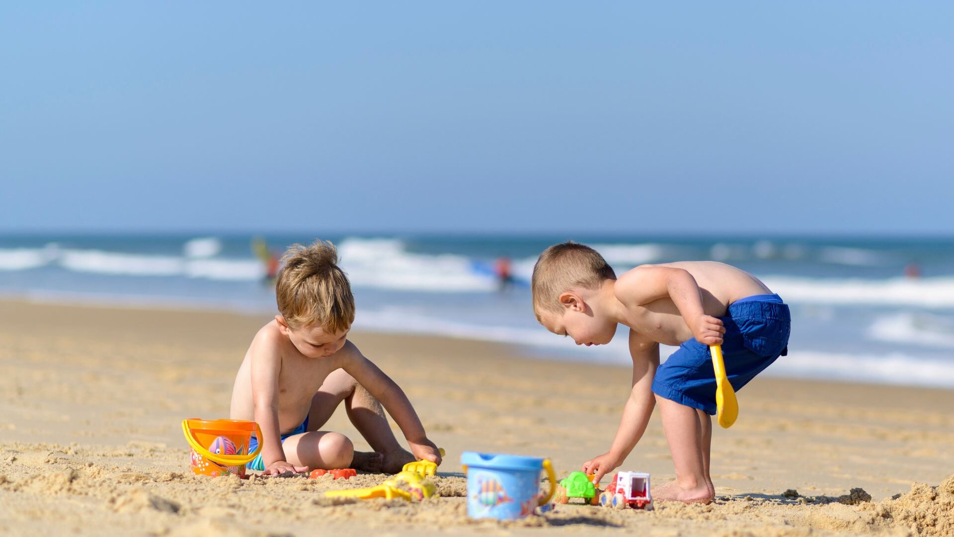 Bambini che giocano in spiaggia