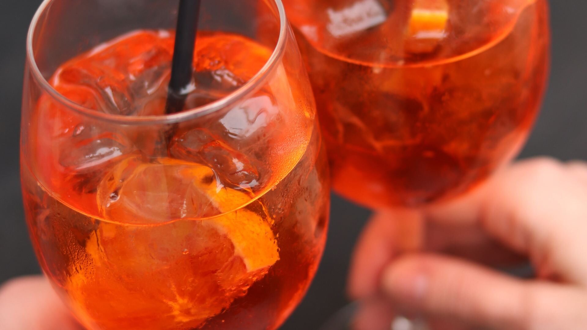 Aperitivo con degli Aperol Spritz
