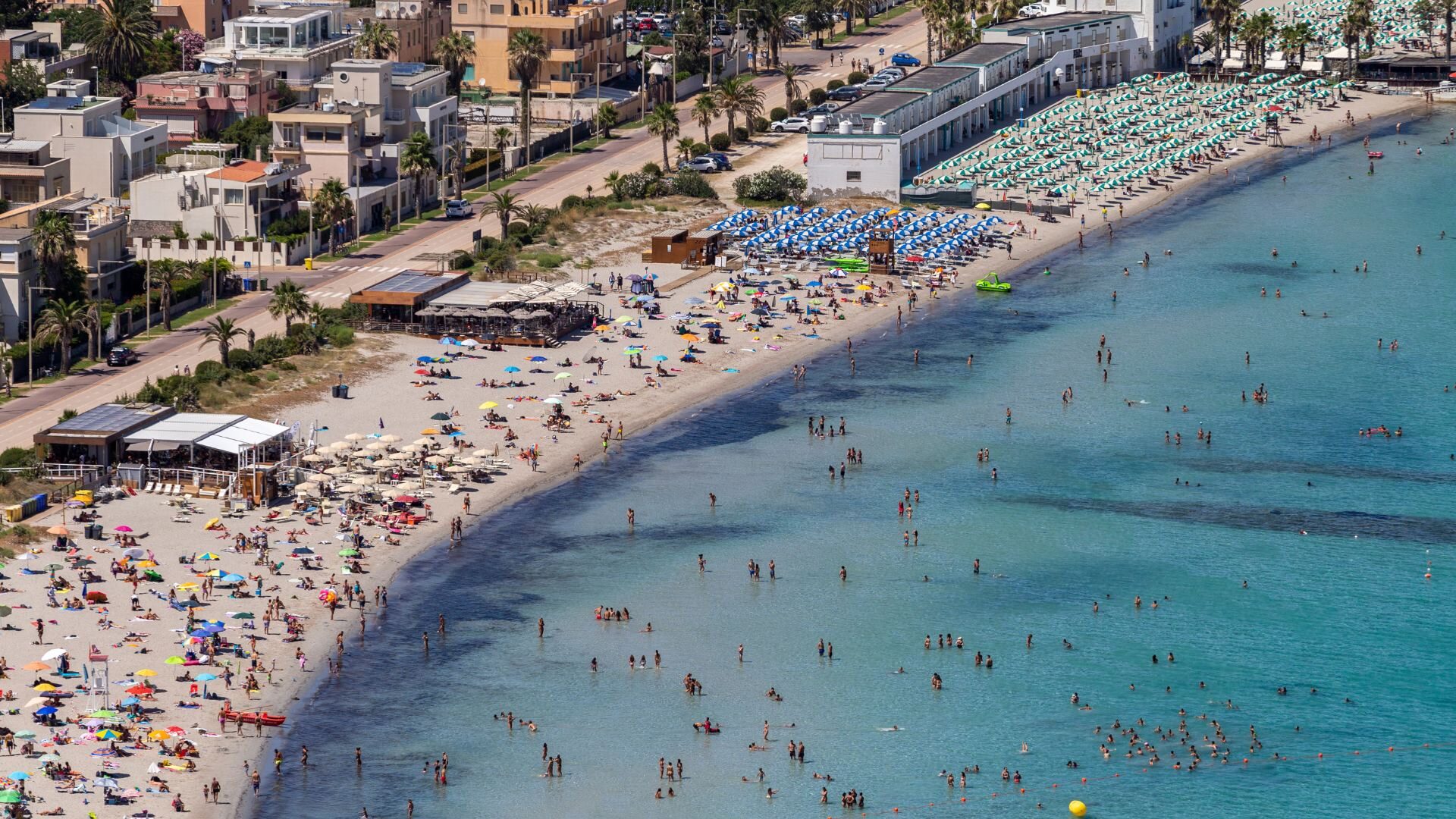 La spiaggia del Poetto in alta stagione, vista dall'alto