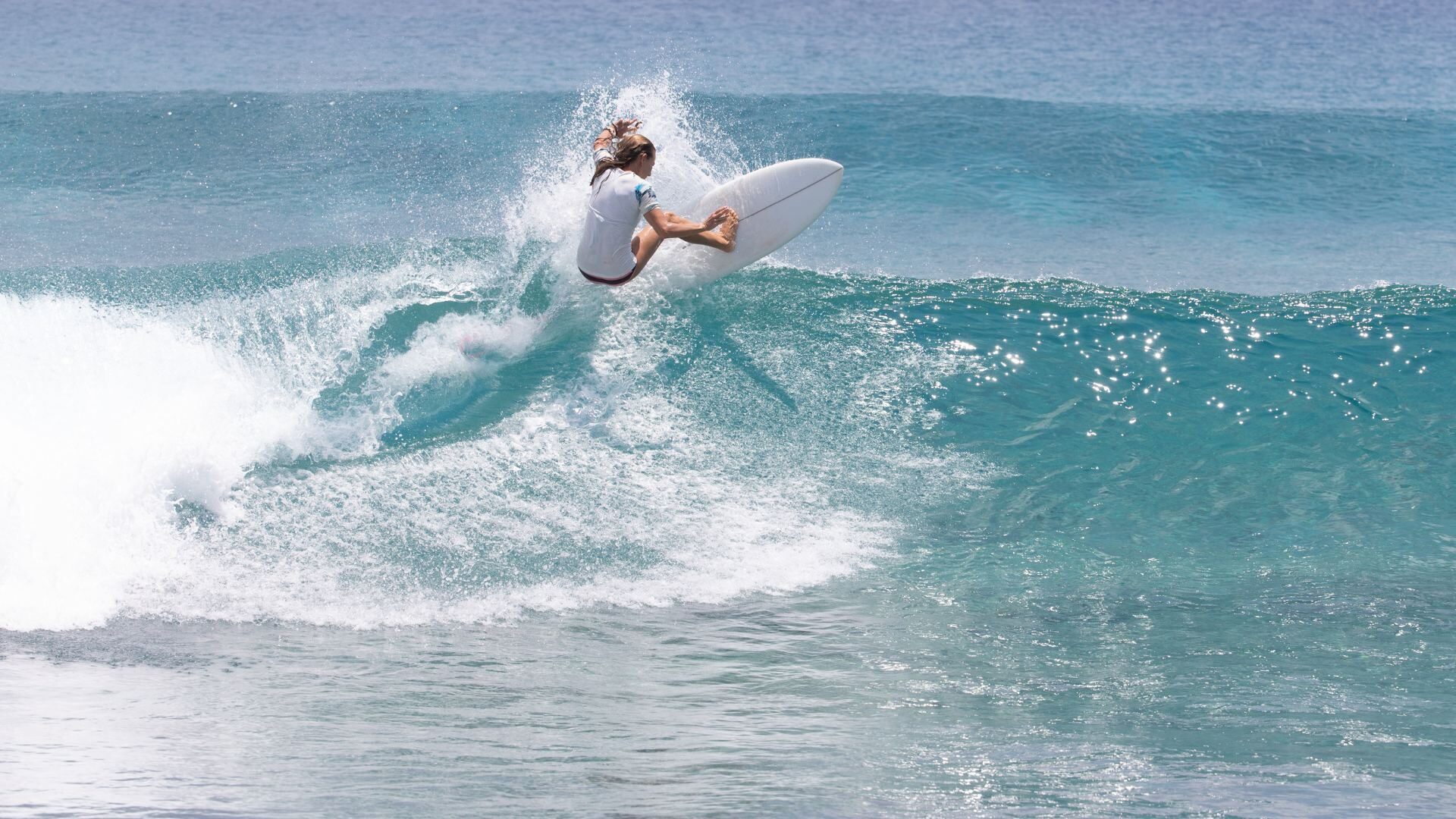 Ragazza che fa Surf a Cagliari
